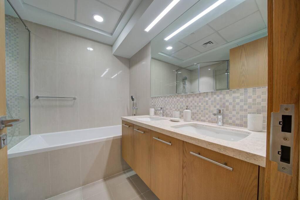 Burj Khalifa View - 2Br And Maid - Downtown Apartment Dubai Luaran gambar
